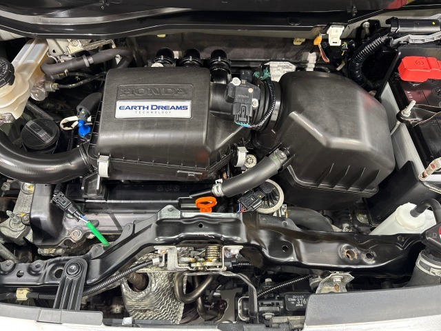 コンパクトなエンジンルームで、室内空間を確保しています。ホンダのMM思想（マンマキシマム・メカミニマム）は今でも受け継がれています