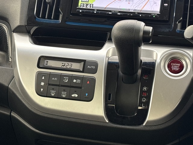 自然に手が届く距離に配置されたシフトレバー