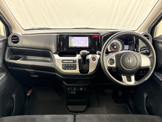 操作性も考慮したスッキリとしたインパネ周り。