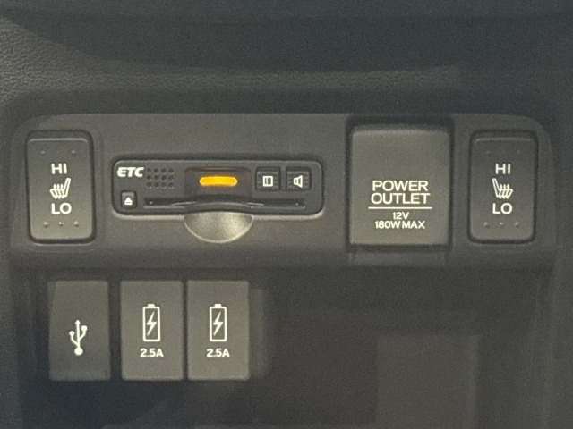 両席シートヒーター付で、寒い日も快適です。スマートフォン等の音楽再生が可能なUSB接続ジャック、I-PADの充電も可能な2.5A急速充電ジャックも装備。ETC付きで、高速道路をスムーズに利用できます。