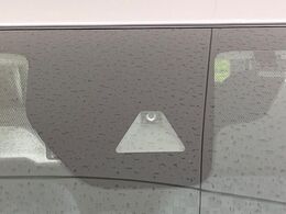 【インテリジェントエマージェンシーブレーキ】フロントカメラで前方の車両や歩行者を検知。衝突しそうな時は衝突被害軽減ブレーキが作動、衝突回避をサポート。より安全にドライブをお楽しみいただけます。