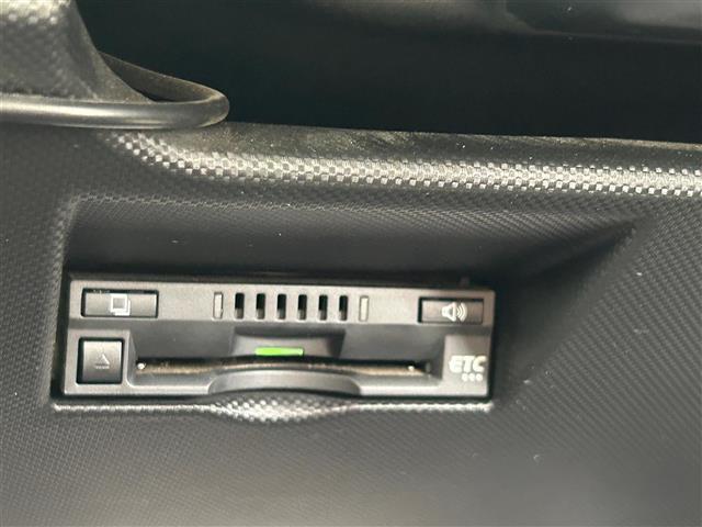 【ETC】有料道路を利用する際に料金所で停止することなく通過できる、ETC車載器（ノンストップ自動料金収受システム機器）が装備されています。セットアップを行うことで利用可能になります。