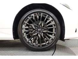 スポーティな印象を与える純正ホイールです。どこまでも走っていきたくなるようなデザインですね♪