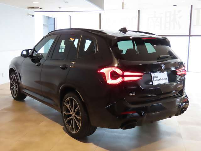 フルLEDテクノロジーを採用したテールライトは、BMW X3のリヤ・ビューを一層シャープなものとします。