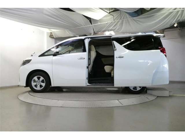 両側パワースライドドア付きだから、狭い駐車スペースなどでの 乗り降りラクラク！小さなお子さまのいるご家庭には嬉しい装備。