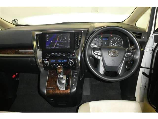 運転席周りのレイアウトをご覧ください。ナビゲーションが綺麗に装着されすっきり収まってますね！