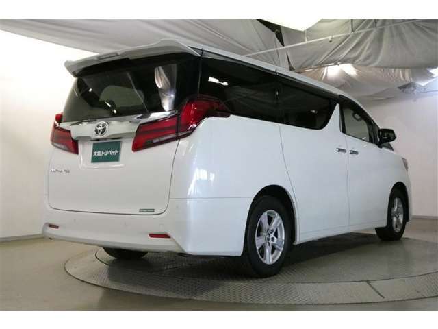 バックカメラが付いているので後方確認が非常にしやすいです。今や運転初心者も熟練者も必須装備！ついていて損はないですね♪