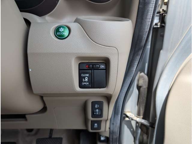 【スマートキー】装備☆荷物を抱えていても、カバンやポケットに鍵を入れたままドアの開閉やエンジン始動ができるので簡単でストレスフリー！