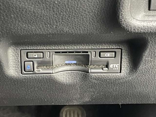 【ETC】有料道路を利用する際に料金所で停止することなく通過できる、ETC車載器（ノンストップ自動料金収受システム機器）が装備されています。セットアップを行うことで利用可能になります。