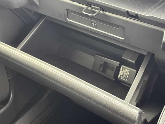 【グローブボックス】『グローブボックス』の画像になります。車検証ケースや日頃使う小物類の収納に便利ですね！