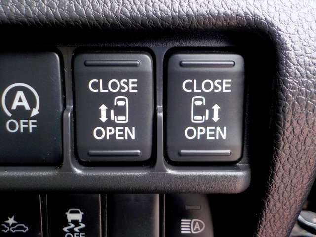 ミニバンの定番にもなってきたパワースライドドア。お手持ちの荷物などあるときに便利です。さらに運転席からもこのスイッチで開閉出来ます。