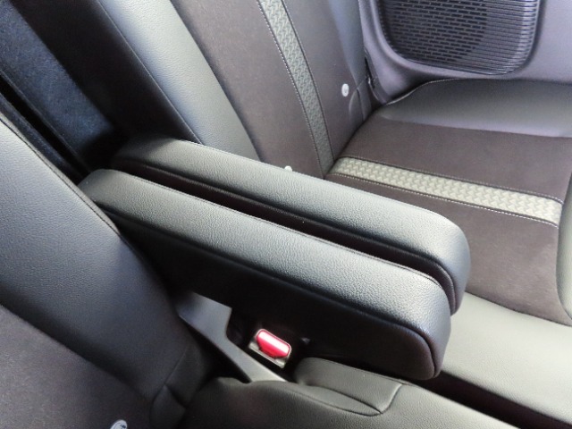 【後部座席側のアームレスト】後部座席座もアームレスト付きです。肘を置いてゆったりとドライブを堪能できます。