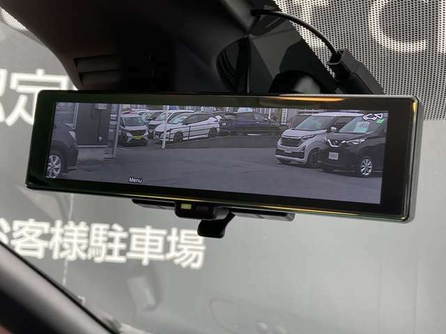 スマートルームミラーが付いております。バックドアについてますカメラと連動して、後方の映像がルームミラーに映ります。