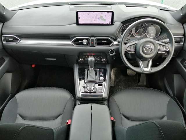 運転席から各種スイッチが操作しやすいよう設計された人間中心のデザインになっています。本革やプラチナサテンをふんだんに使用した高級感溢れるデザインです。