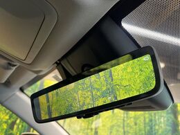 【デジタルインナーミラー】後席の大きな荷物や同乗者で後方が確認しづらい時でも安心！カメラが撮影した車両後方の映像をルームミラー内に表示。クリアな視界で状況の確認が可能です！
