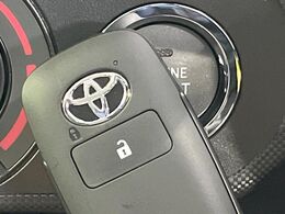 【スマートキー】カバンやポケットに入れたままでもドアの施錠・解錠が可能なスマートキーを装備。エンジンのオン・オフ時もカギを取り出す必要が無いからとっても便利です♪