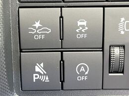 【アイドリングストップ】赤信号や渋滞で停車した際にエンジンを停止し、無駄な燃料の消費を抑えます。燃費向上や環境保護につなげる機能♪エンジンはブレーキを離せば再始動します。