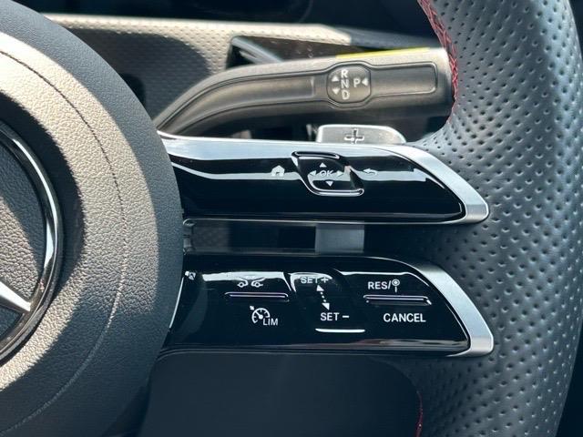 【　ステアリングスイッチ　】手元のスイッチでナビ操作が可能です！！非常に便利な機能です。取り付けのナビによってはオプション設定となっております！詳しくはスタッフまで♪