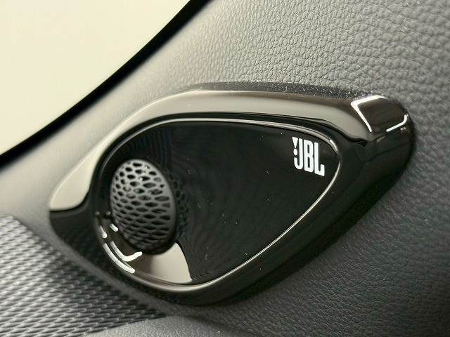 【JBLスピーカー】オプションの高音質スピーカーを搭載しております。良質な音質の【JBLプレミアムサウンドシステム】搭載。ワンランク上の音響空間をお楽しみください。