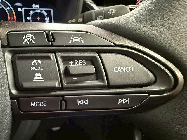 【レーダークルーズコントロール】装備車両です。レーダーやカメラを使って前を走るクルマの状況を検知して速度を調整してくれます。遠距離ドライブの高速道路などでは大活躍で疲労軽減に役立ちます。