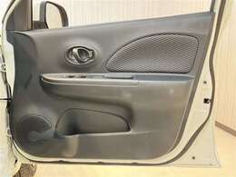 展示車は自社専門工場にて商品化を行っています。外装から内装はもちろん、エンジンルームの隅々までキレイに清掃してます。ぜひ一度ご覧下さい。
