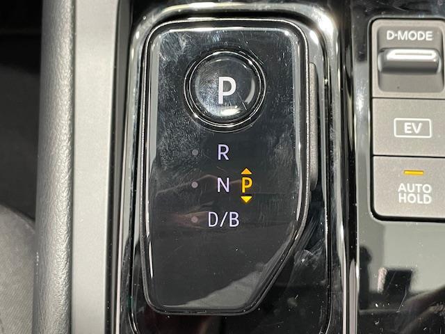 無段変速機（CVT）を搭載。有段変速機に存在する「変速ショック」がないため、スムーズなアクセルワークを創り上げます。