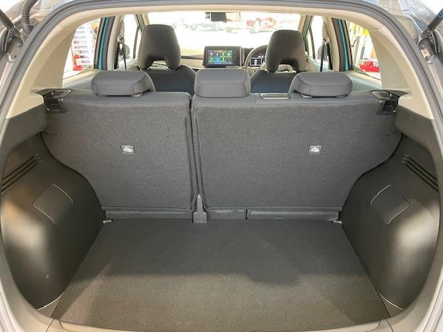 ラゲッジスペースとは、車内の荷物を積むためのスペースのことを指す。後部座席を押し倒すことができる車種の場合、座席を倒してラゲッジスペースを拡大することができる為、荷物の積載量を増やすことが可能である。
