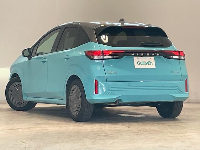 お車を左後ろから見るとこのような感じになります。テールランプやドアバイザー等装備品を確認できます。