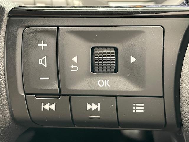 ステアリングスイッチを使うことで、「運転中電話に触れずに電話に出る」「カーオーディオを切り替える」「音量調節をする」といったハンズフリー操作を行うことができる。