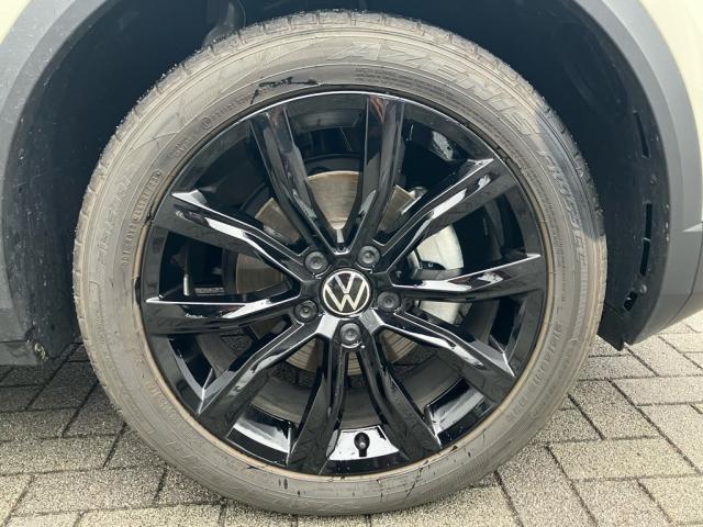 18インチアルミホイール（215/50R18）