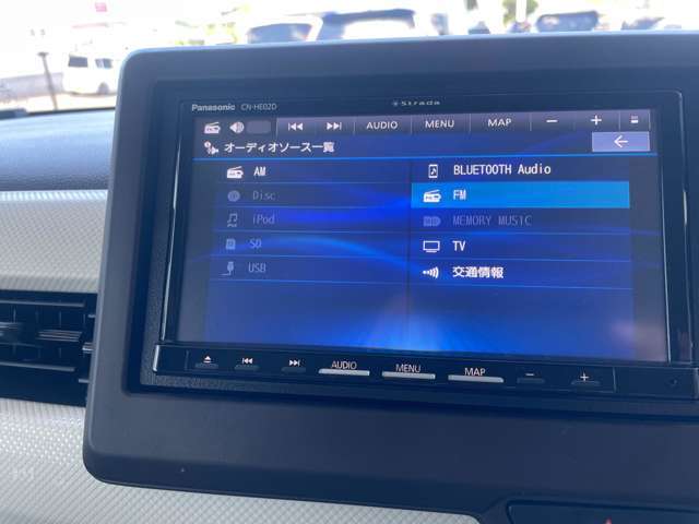カーナビ付きです。カーナビの機能や保証につきましては、担当スタッフまでお尋ねください。
