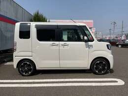 リヤスライド仕様となっていますので開け閉めの際、隣の車にドアをぶつける心配がございません☆