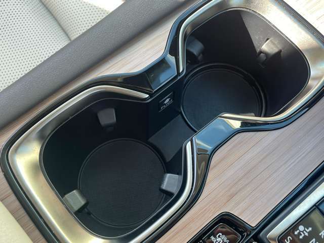 【ドリンクホルダー】『ドリンクホルダー周辺』の画像になります。写真の内容に関してご不明点、ご質問等がございましたらお気軽にガリバー店舗までお問い合わせください。