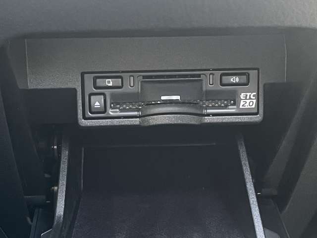 【ETC】有料道路を利用する際に料金所で停止することなく通過できる、ETC車載器（ノンストップ自動料金収受システム機器）が装備されています。セットアップを行うことで利用可能になります。