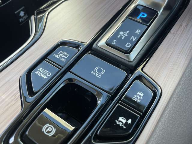 【運転席操作部】『運転席周辺の装備』の画像になります。快適なドライブを楽しむための機能が装備されています！運転席から触れるので使いやすいです！
