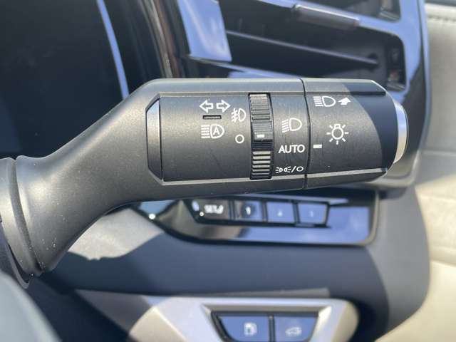 【運転席操作部】『運転席周辺の装備』の画像になります。快適なドライブを楽しむための機能が装備されています！運転席から触れるので使いやすいです！