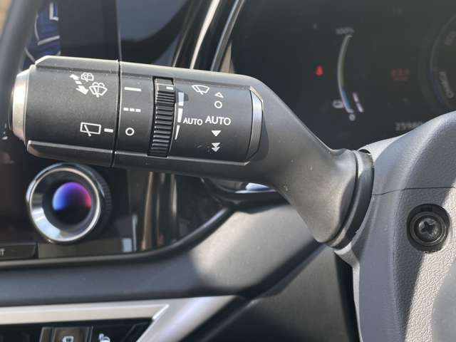 【運転席操作部】『運転席周辺の装備』の画像になります。快適なドライブを楽しむための機能が装備されています！運転席から触れるので使いやすいです！