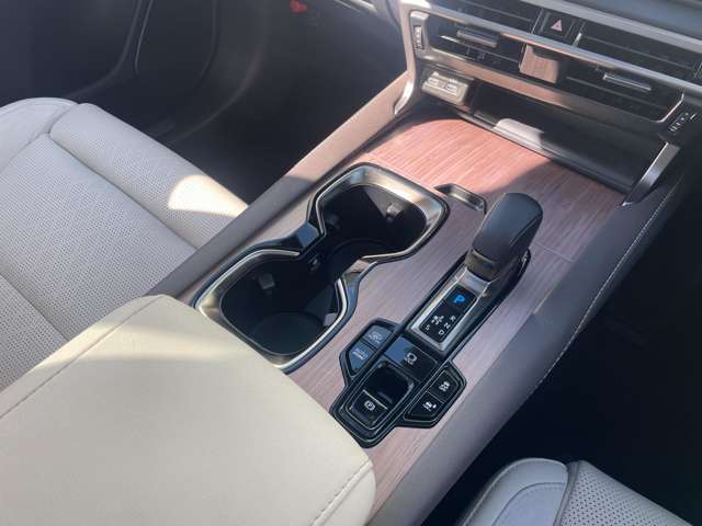 【ドリンクホルダー】『ドリンクホルダー周辺』の画像になります。写真の内容に関してご不明点、ご質問等がございましたらお気軽にガリバー店舗までお問い合わせください。