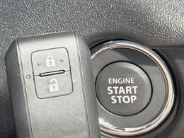 【キーレススタートシステム】カバンやポケットに入れたままでもドアの施錠・解錠が可能なスマートキーを装備。エンジンのオン・オフ時もカギを取り出す必要が無いからとっても便利です♪