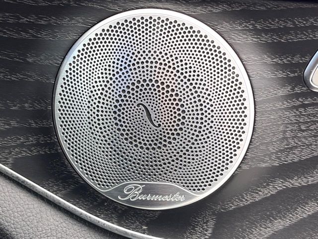 ●Burmesterサラウンドシステム：ハイエンドオーディオ専門メーカーが手掛ける車専用のプレミアムスピーカーを装備。多数のスピーカーから、音の粒立ちまで分かる高品質な音楽をお楽しみいただけます。