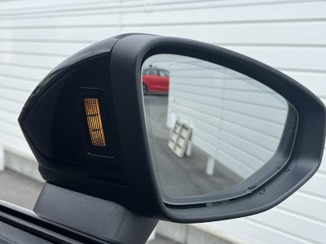 ●アウディサイドアシスト『後方の死角を並走する車両を検知しドアミラーの内側のLEDが点灯。ドライバーに注意を促し事故を未然に防ぐシステムです。』