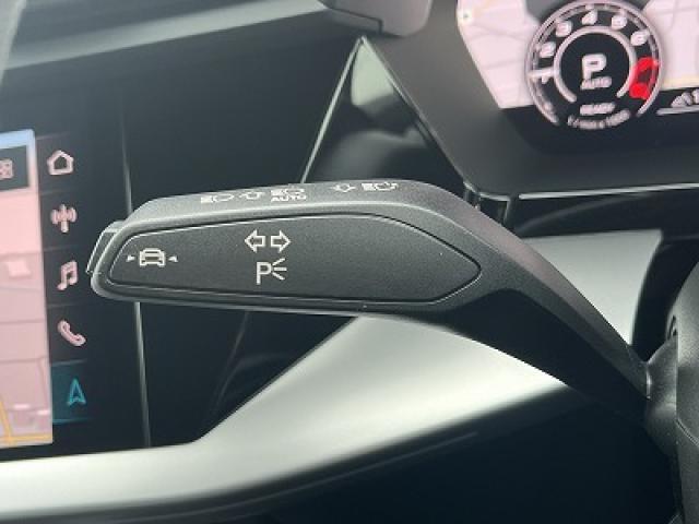 ●アクティブレーンアシスト『60km/h　以上での走行時にドライバーの不注意によってクルマがレーンをはみ出しそうになると、クルマをレーンに戻す方向にステアリングをアシストします。』