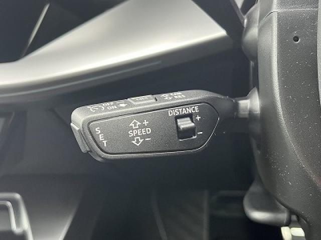 ●アダプティブクルーズコントロール『設定した速度で前方車両に追いつくと、安全な車間距離を自動で調整して前方車両を追従します。長距離ドライブでの疲労を軽減する大変重宝する機能です。』