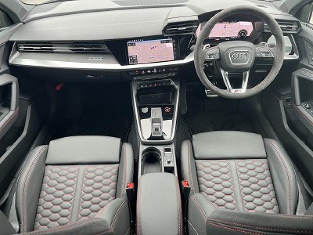 ●【認定中古車】Audi専門のテクニシャンが、100項目にもおよぶ精密な点検を実施。すべてをクリアしたAudi車のみが対象となります。
