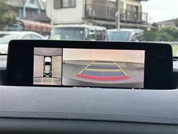 【全方位モニター】まるでクルマを真上から見下ろしたかのような視点で駐車をサポートします！クルマの斜め後ろや真横など、前後左右の4つのカメラの映像が合成されて、モニターに映し出されます。