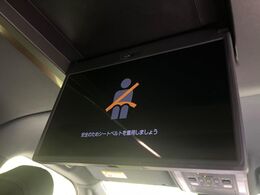 【フリップダウンモニター】大画面モニターで後席でもエンタメをお楽しみいただけます。小さなお子様にも大人気の装備です♪