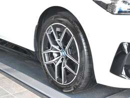 保証に関しましては全国どこのディーラーでもご使用いただける認定中古車保証が付きます。アフターメンテナンスもお近くのディーラーにて行うことができますので安心してお乗りいただけます。