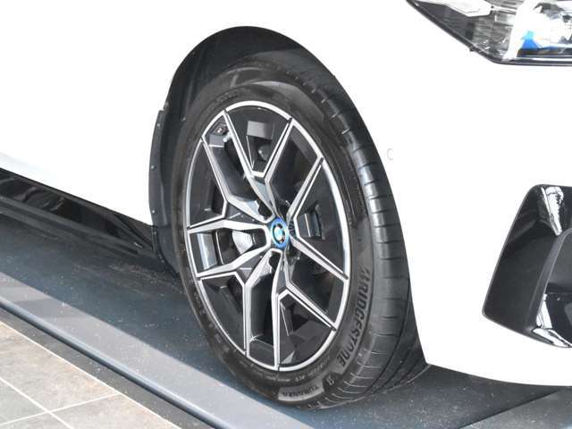 保証に関しましては全国どこのディーラーでもご使用いただける認定中古車保証が付きます。アフターメンテナンスもお近くのディーラーにて行うことができますので安心してお乗りいただけます。