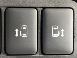 【両側スライドドア】駐車場で隣の車との間隔が狭く乗りにくい時、スライドドアなら安心！ドアオープン時も幅を取らず、開口部が広いので乗り降りがとっても簡単です。大きな荷物の出し入れも後席から可能♪