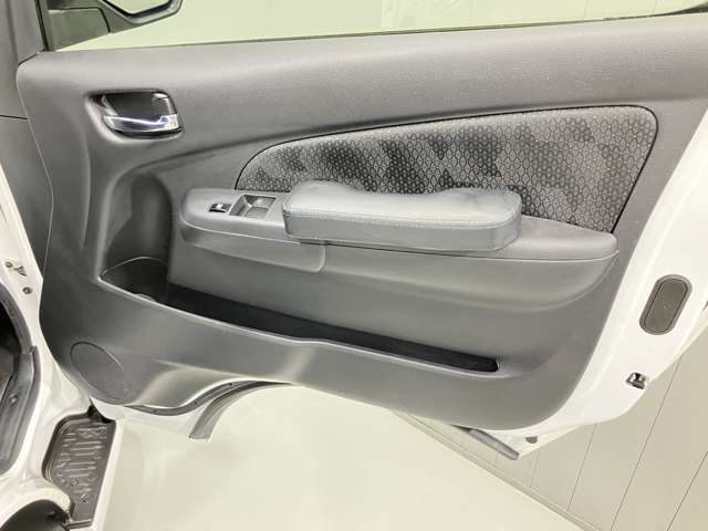 【運転席ドア】ボトルホルダーや収納ポケットが付いているので運転席周りもスッキリ保てます★